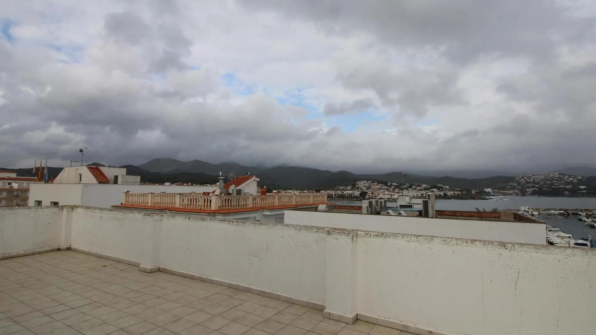 Trafalgar - Apartamento Luminoso Y Muy Amplio En El Mismo Centro Del Puerto De Llanca, A Pocos Metros De La Playa - Es-228-201 Apartment Llanca