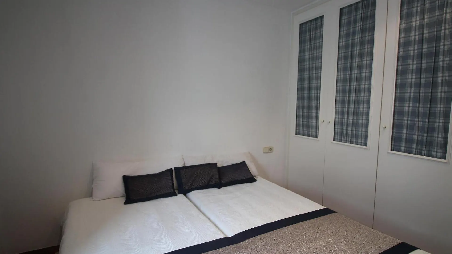 Trafalgar - Apartamento Luminoso Y Muy Amplio En El Mismo Centro Del Puerto De Llanca, A Pocos Metros De La Playa - Es-228-201 Apartment Llanca