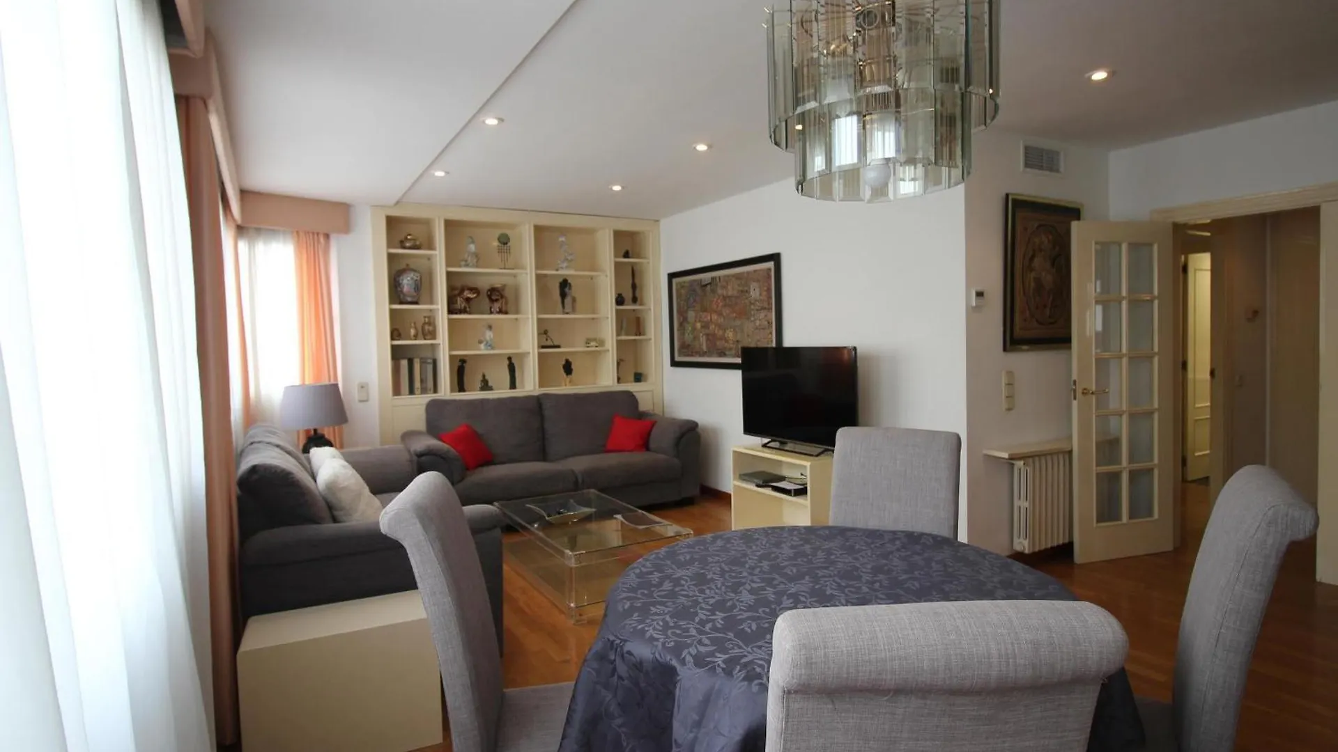 Trafalgar - Apartamento Luminoso Y Muy Amplio En El Mismo Centro Del Puerto De Llanca, A Pocos Metros De La Playa - Es-228-201 Llanca