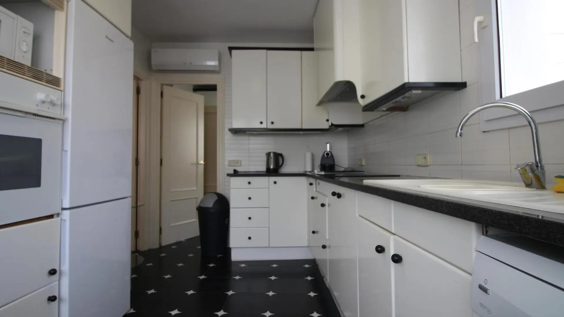 Apartment Trafalgar - Apartamento Luminoso Y Muy Amplio En El Mismo Centro Del Puerto De Llanca, A Pocos Metros De La Playa - Es-228-201 Spain